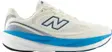 New Balance 1080 v15 løpesko for herre i lys beige med blå såledetalj