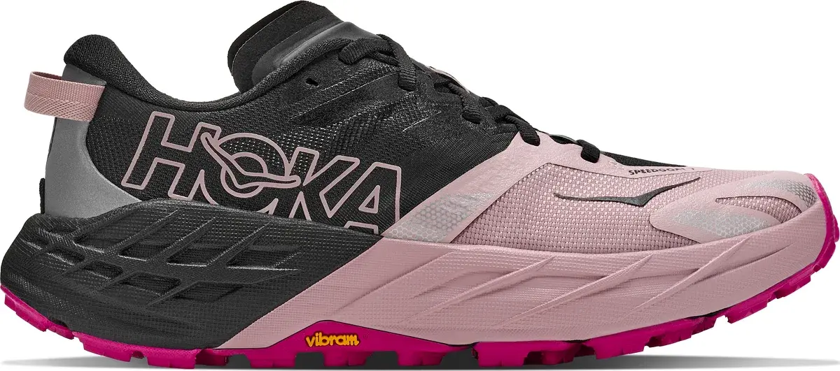 Hoka Speedgoat 7 terrengløpesko for dame i svart med rosa såle og Vibram-knotter