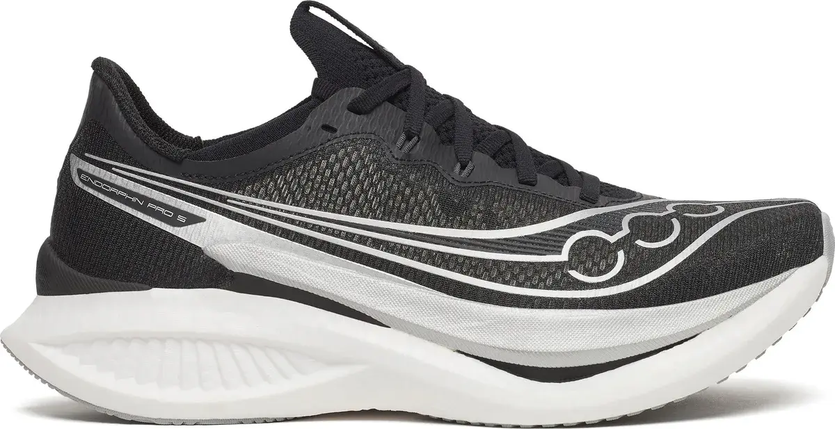 Saucony Endorphin Pro 5 herreløpesko i svart med sølvfarget logo sett fra siden